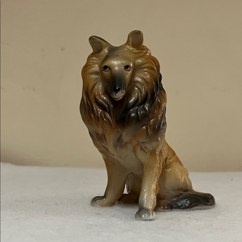 COLLIE DOG FIGURINE, SITTING POSE, PORCELAIN, SIGNED